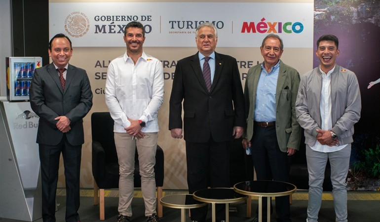 Checo Pérez y Memo Rojas serán "embajadores" del turismo en 160 países